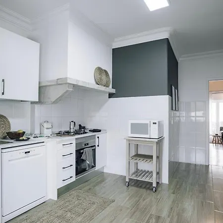Ayet - 3 Bedrooms With Balcony In Alvalade Lägenhet *