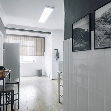 Ayet - 3 Bedrooms With Balcony In Alvalade Lissabon