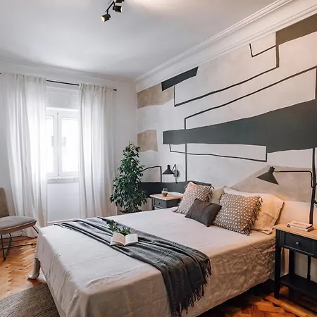 Ayet - 3 Bedrooms With Balcony In Alvalade